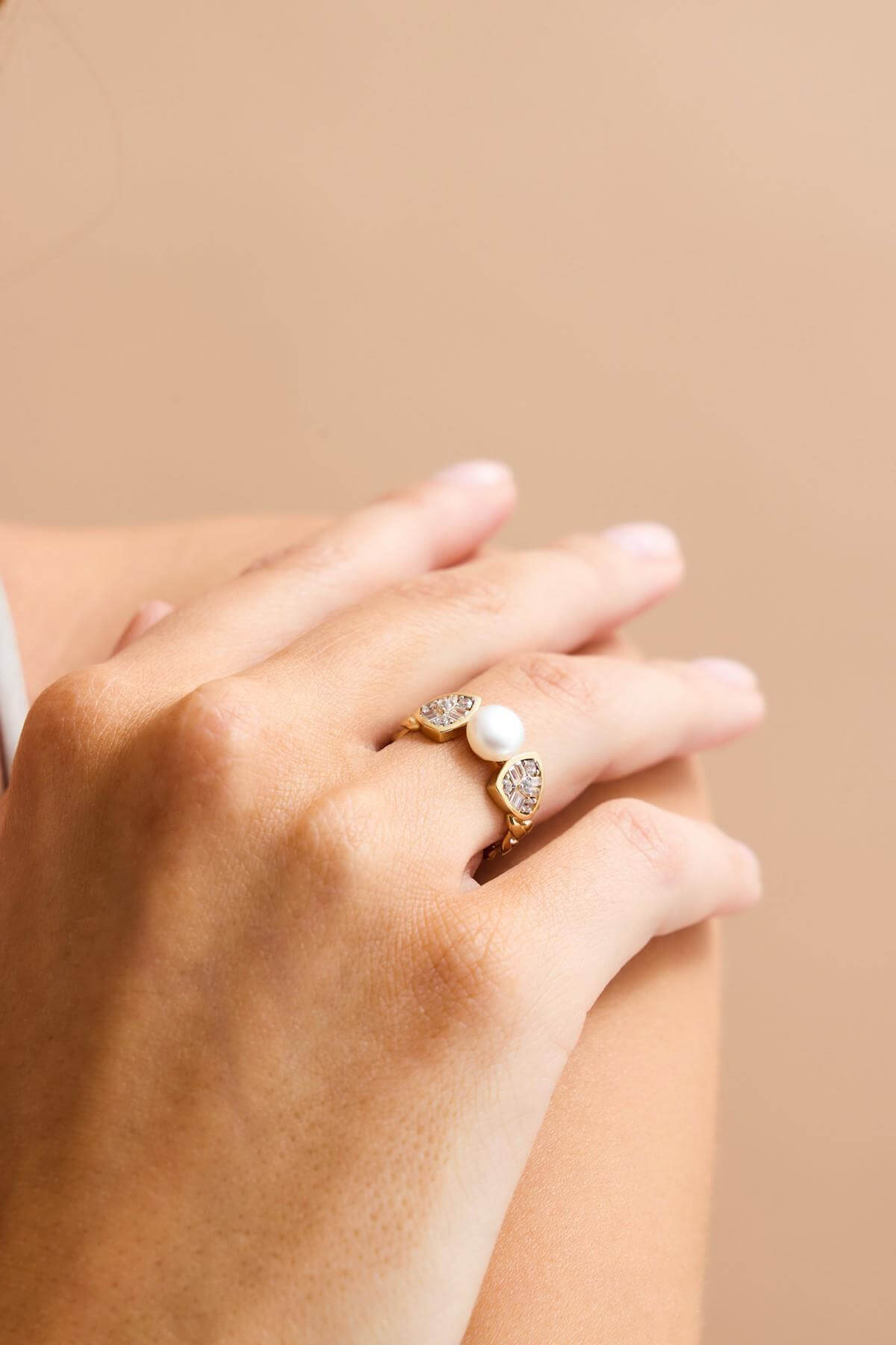 Üçgen Modeli Baget Taşlı Doğal İnci Yüzük | | Birinci1926