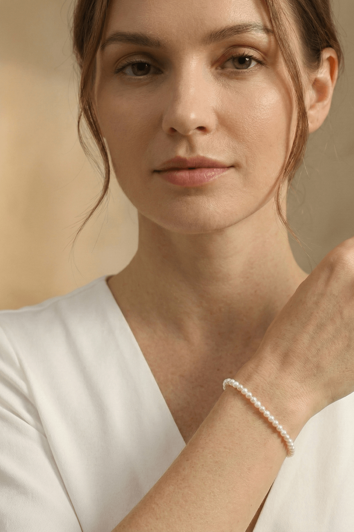Doğal İnci Bileklik takan model, gerçek doğal deniz incisi detaylarıyla, zarif görünüm.