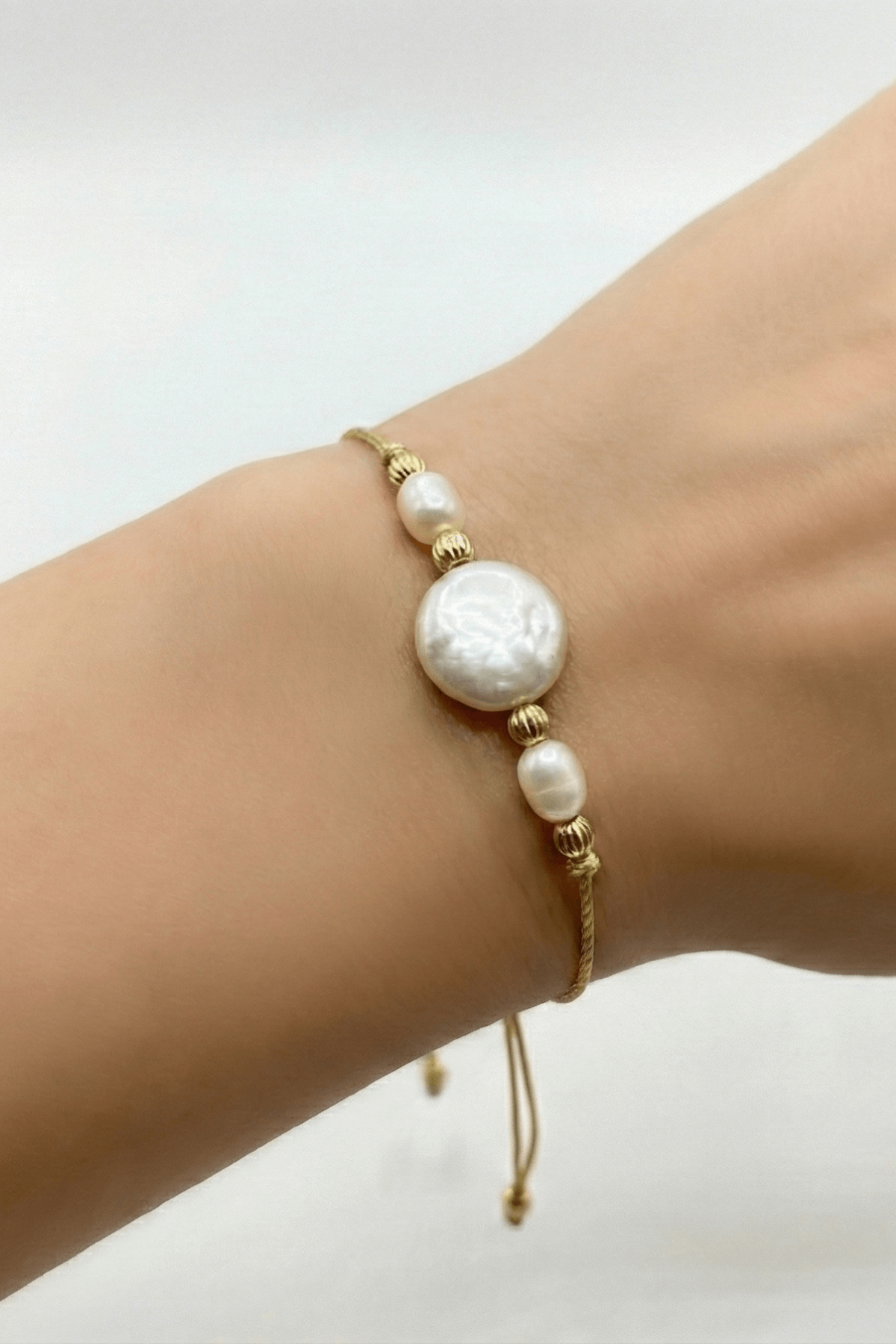 Ayarlanabilir doğal inci şans bilekliği, inci bileklik detaylarıyla şık bir görünüm sunuyor.
