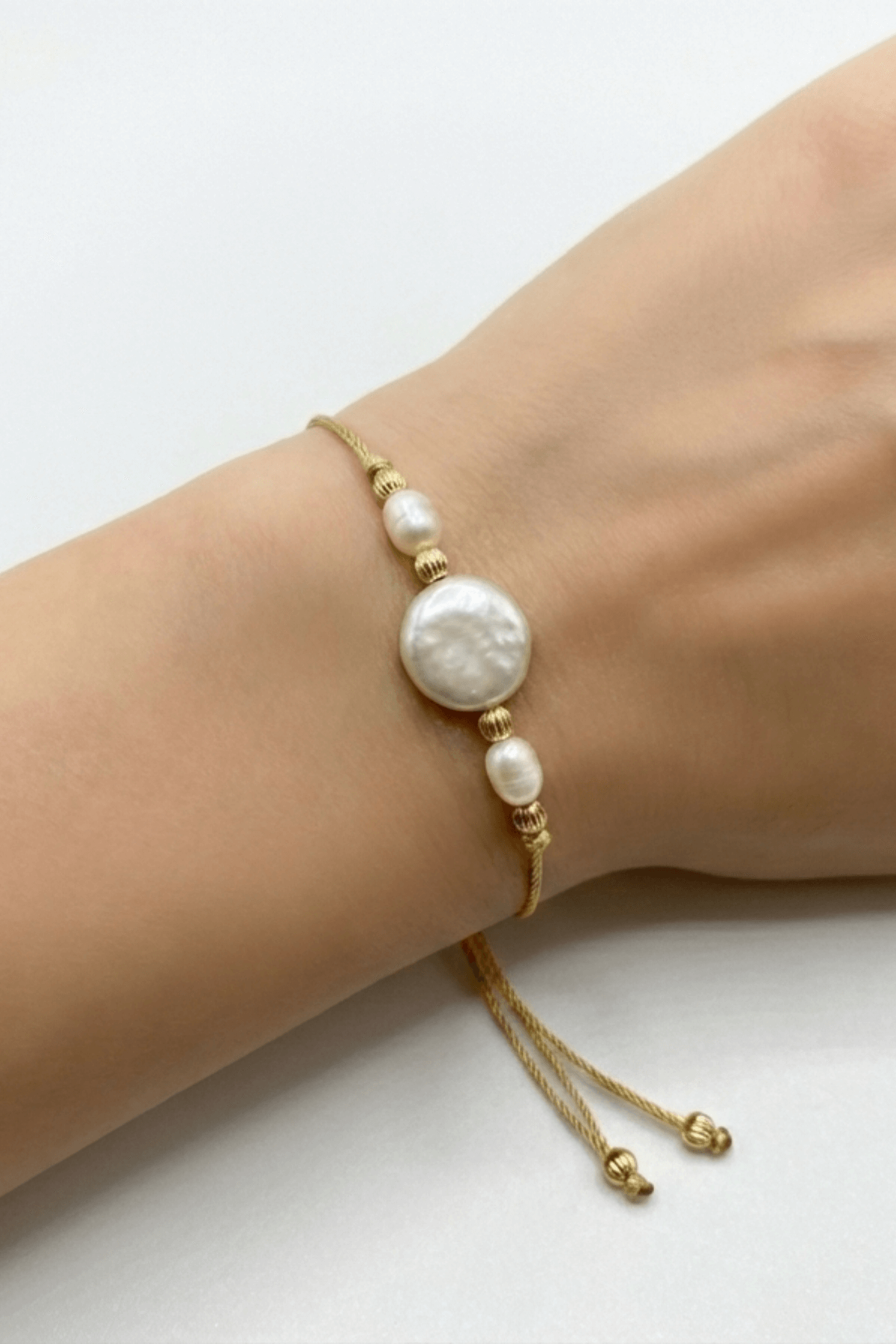 Ayarlanabilir doğal inci şans bilekliği, şık görünümüyle inci bileklik koleksiyonunuza harika bir ek.