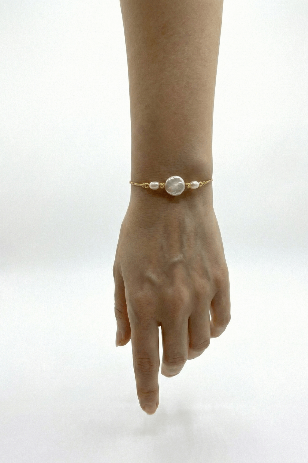 Ayarlanabilir Doğal İnci Şans Bilekliği, inci bileklik, zarif ve şık tasarımıyla dikkat çekiyor.
