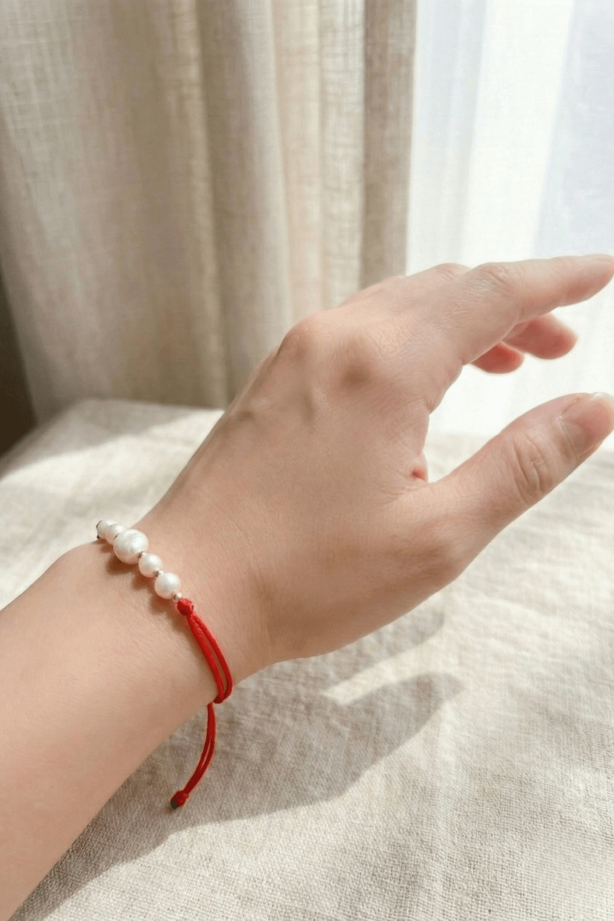 Kırmızı doğal inci şans bilekliği, şık tasarım, inci bileklik, zarif görünüm, el bileğinde.