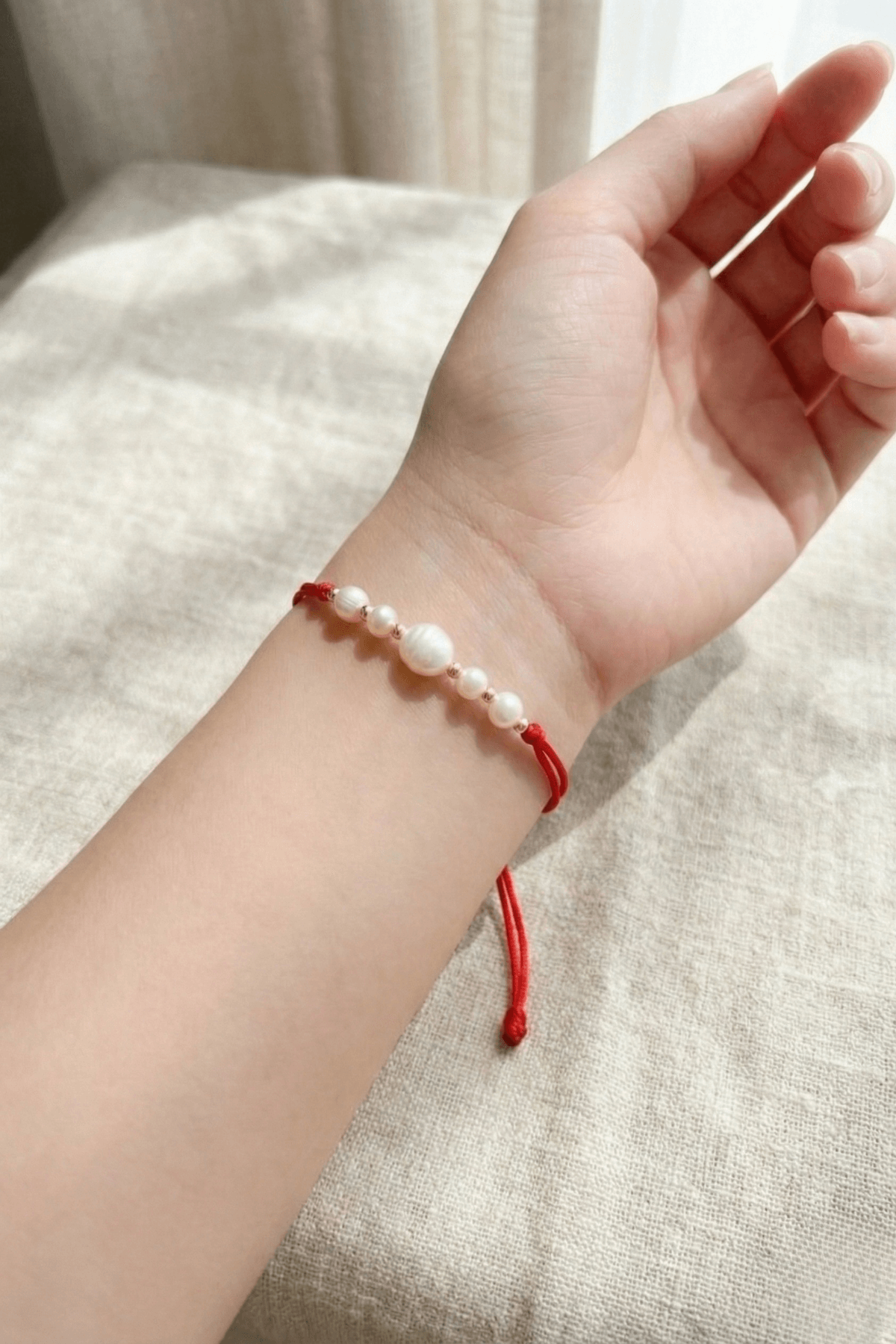Kırmızı doğal inci şans bilekliği, inci bileklik, el bileğinde zarif bir görünüm.