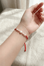 Kırmızı doğal inci şans bilekliği, inci bileklik, el bileğinde zarif bir görünüm.