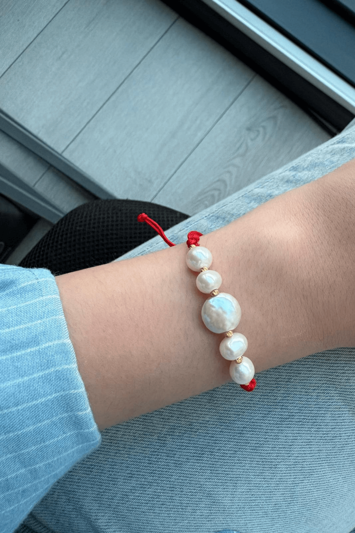 Kırmızı doğal inci şans bilekliği, inci bileklik, bilekte duruşu, şık tasarım