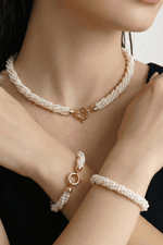 Doğal inci burgu bileklik ve kolye seti, şık tasarım ve özgün doğal incilerle hazırlanmıştır.