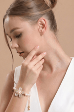 Doğal İnci Çiçek Bileklik, şık tasarımıyla el bileğinde göz alıcı duruyor.