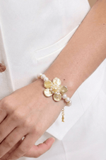 Doğal inci çiçek bileklik, zarif inci detaylarıyla süslenmiş, el bileğinde gösterişli bir aksesuar.