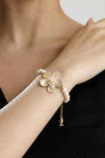 Doğal inci çiçek bileklik, zarif inci detaylarıyla süslü, el bileğinde şık bir görünüm sunuyor.