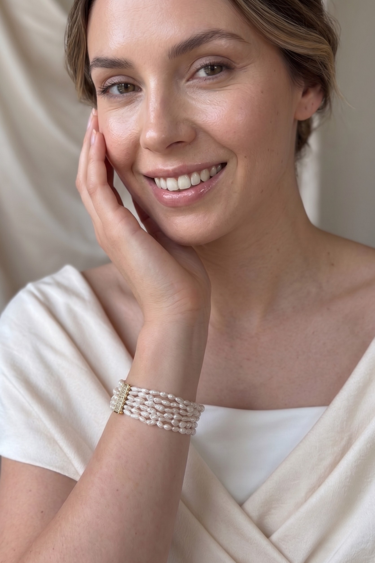 A woman wearing a Bezel Doğal İnci Bileklik, showcasing its elegance and natural beauty.