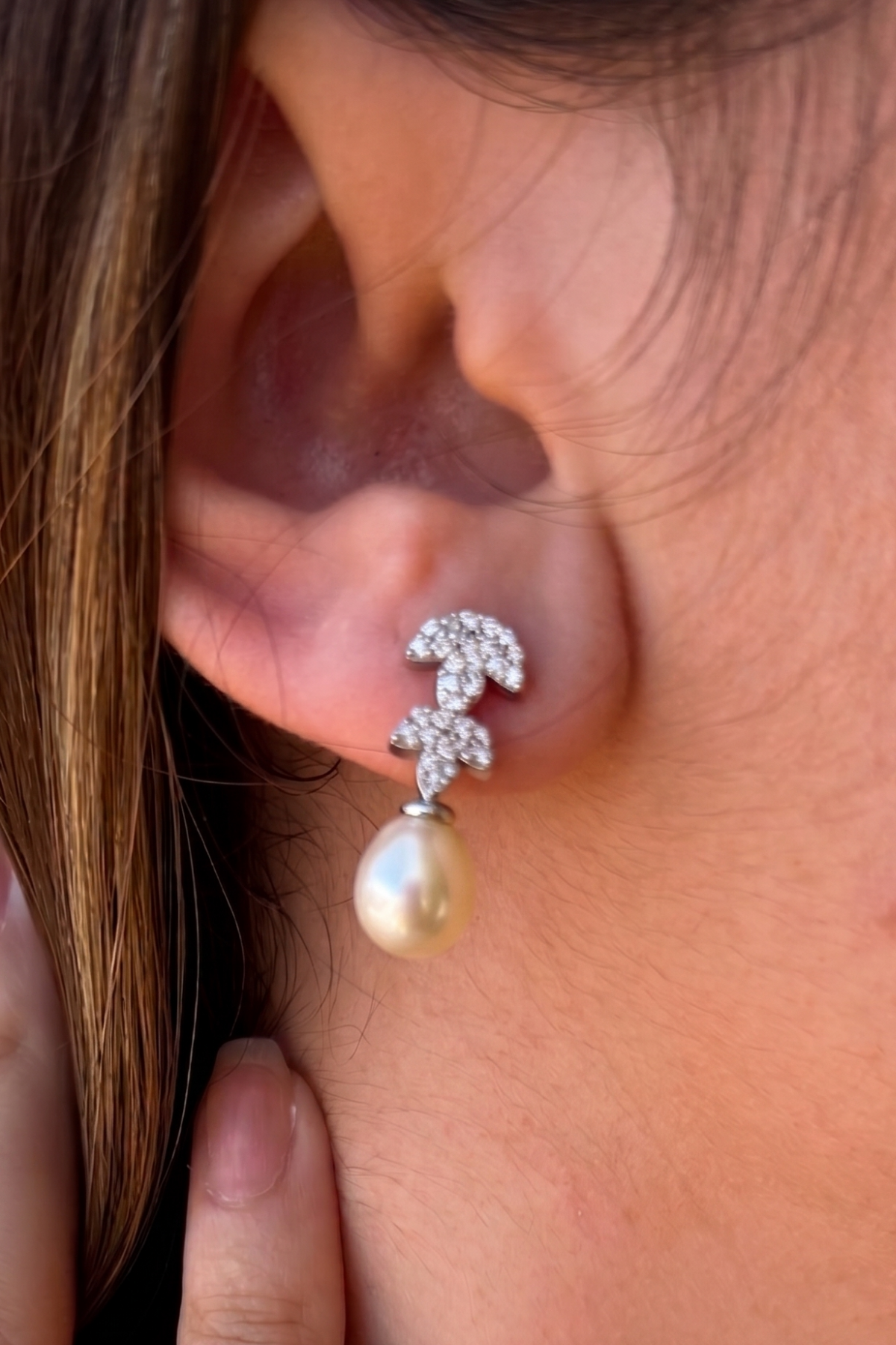 Elegant natural pearl jewelry set earrings featuring sparkling details and a unique design.