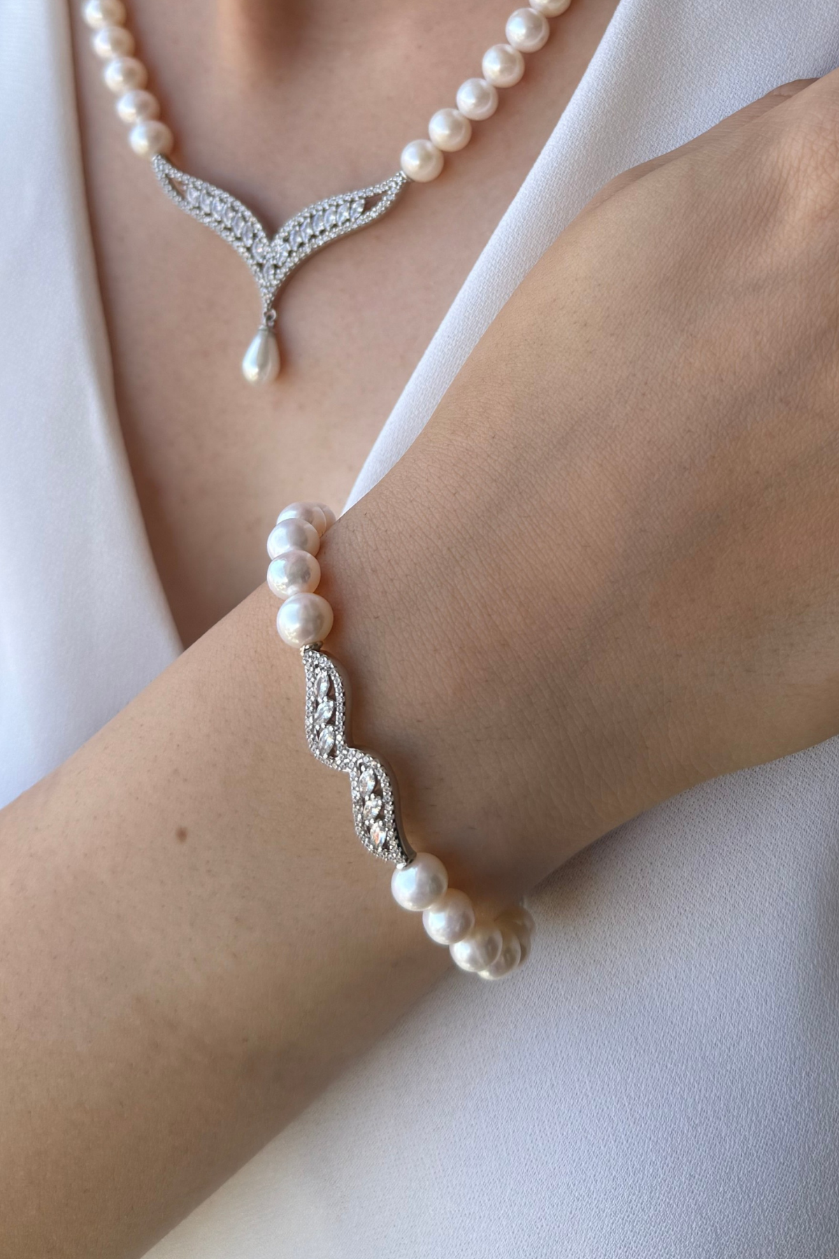 Aşk Damlası Doğal İnci Set showcase with a pearl necklace and bracelet.