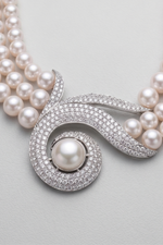 Nadide Doğal İnci Kolye, zarif doğal inci detayı ve ışıltılı taşlar ile şıklığı simgeler. natural pearl necklace.