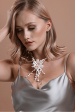 Barok Buketi Doğal İnci Kolye ile şık bir kadın modeli, zarif bir görünüm sergiliyor.