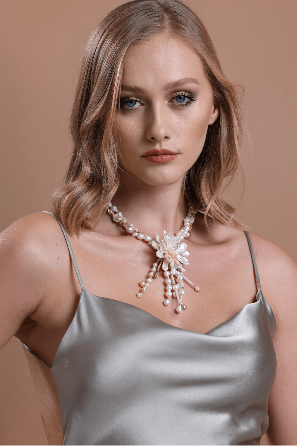 Inci Kolye, şık ve zarif bir model, doğal incilerle tasarlandı, özel bir kutuda sunulmaktadır.