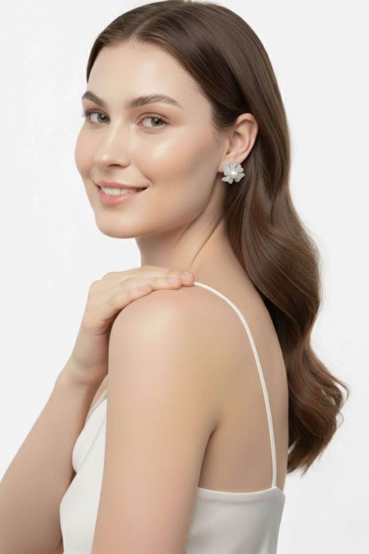 Çiçek Motifli Taşlı İnci Küpe