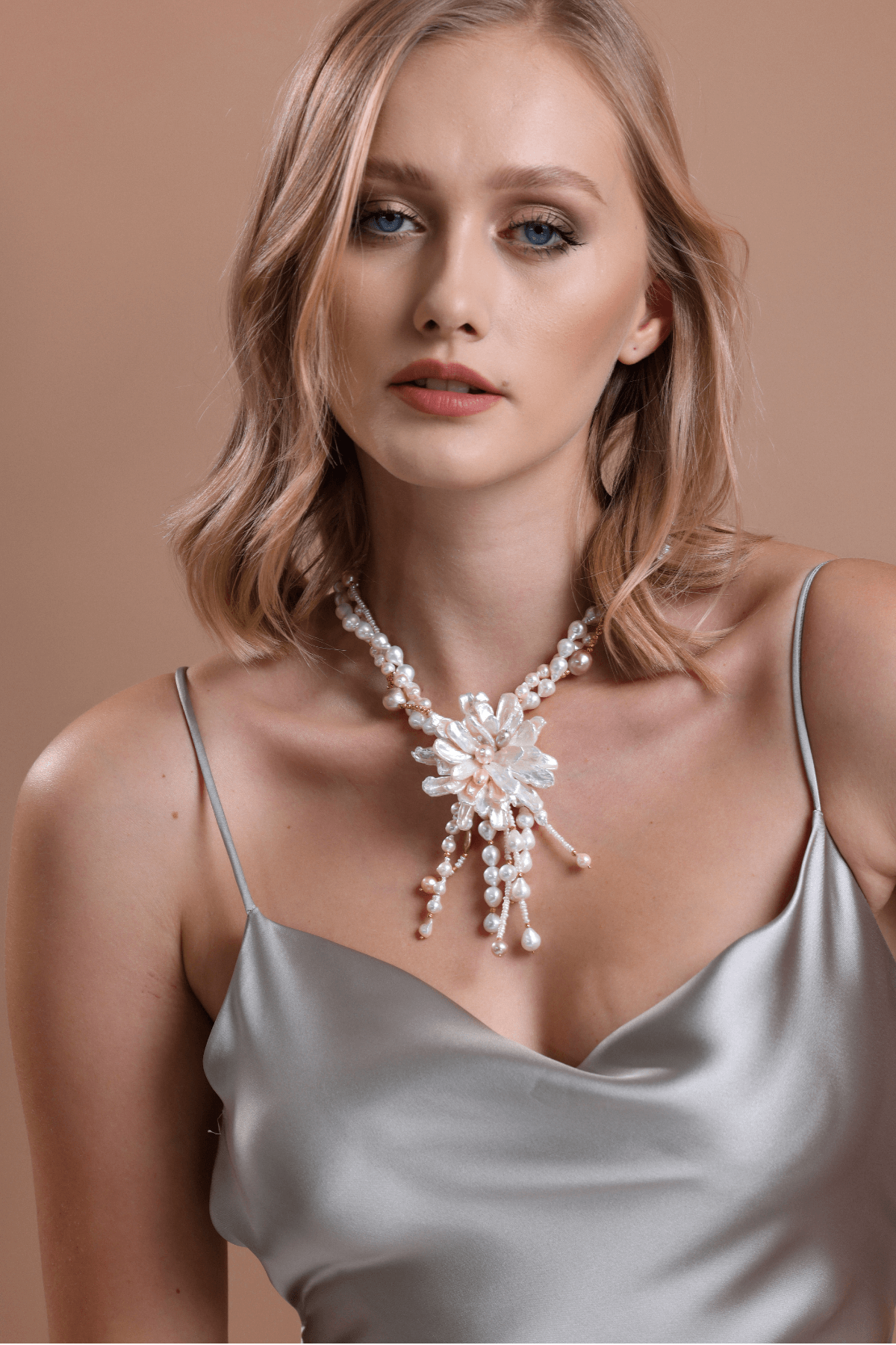 Barok Buketi Doğal İnci Kolye, inci detaylarıyla zarif bir tasarım, şık bir görünüm için ideal.