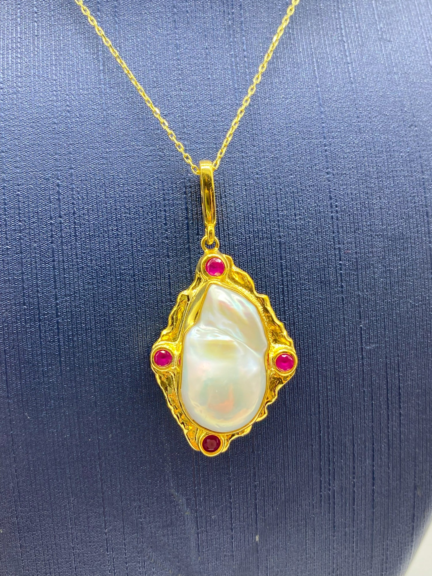 Kırmızı Taş Detaylı İnci Kolye Ucu