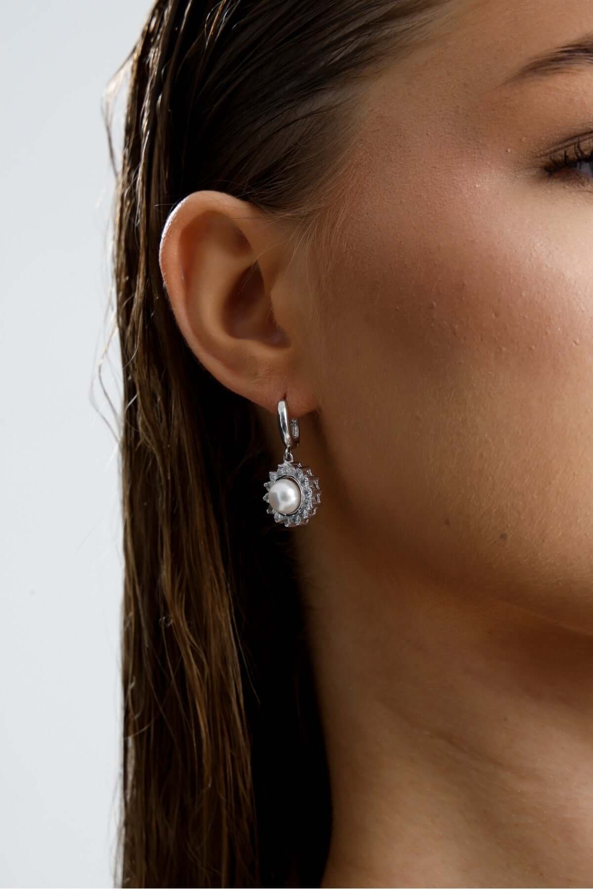 Papatya Modelli Zirkon Taşlı Doğal İnci Küpe | | Birinci1926