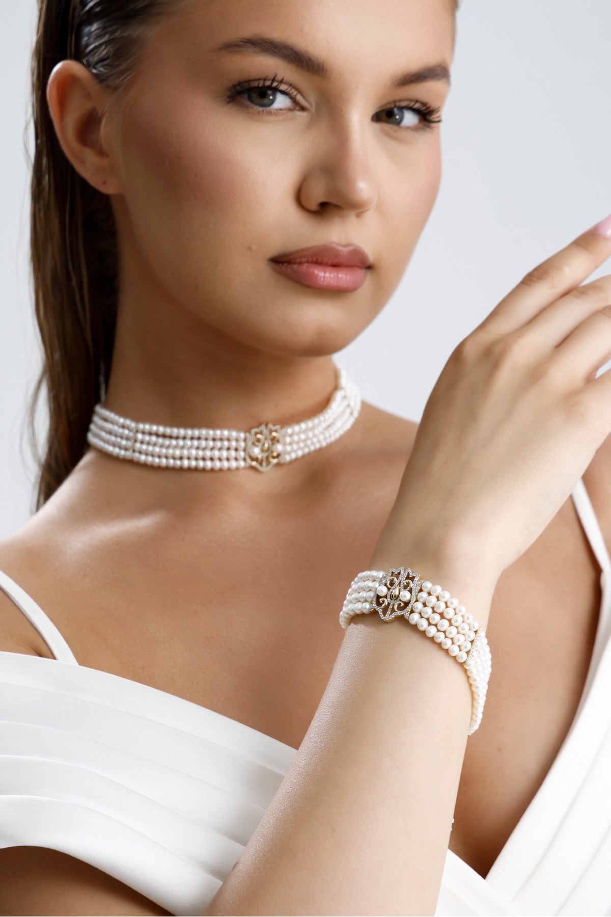 Lale Motif Dört Sıralı Doğal İnci Bileklik