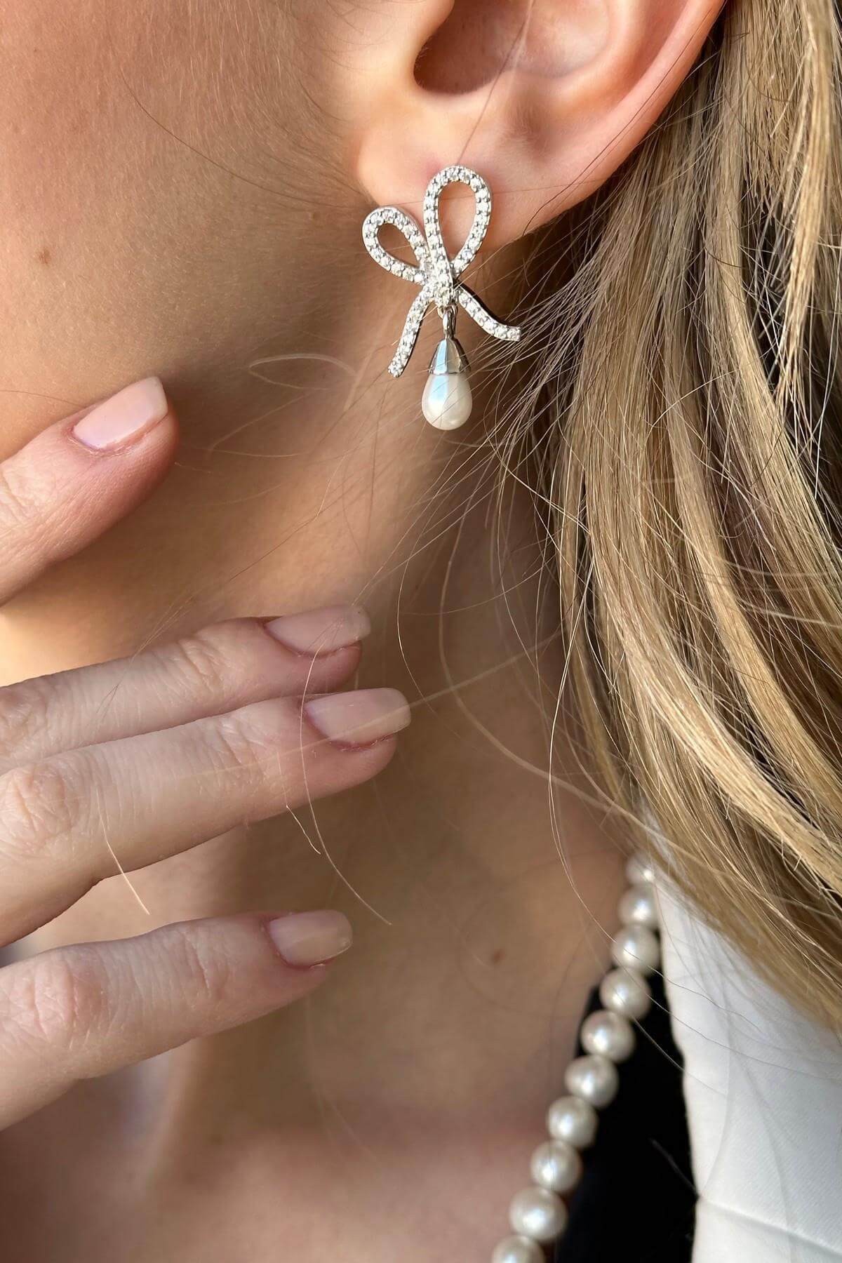 Zirkon Taşlı Fiyonklu Doğal Damla İnci Küpe