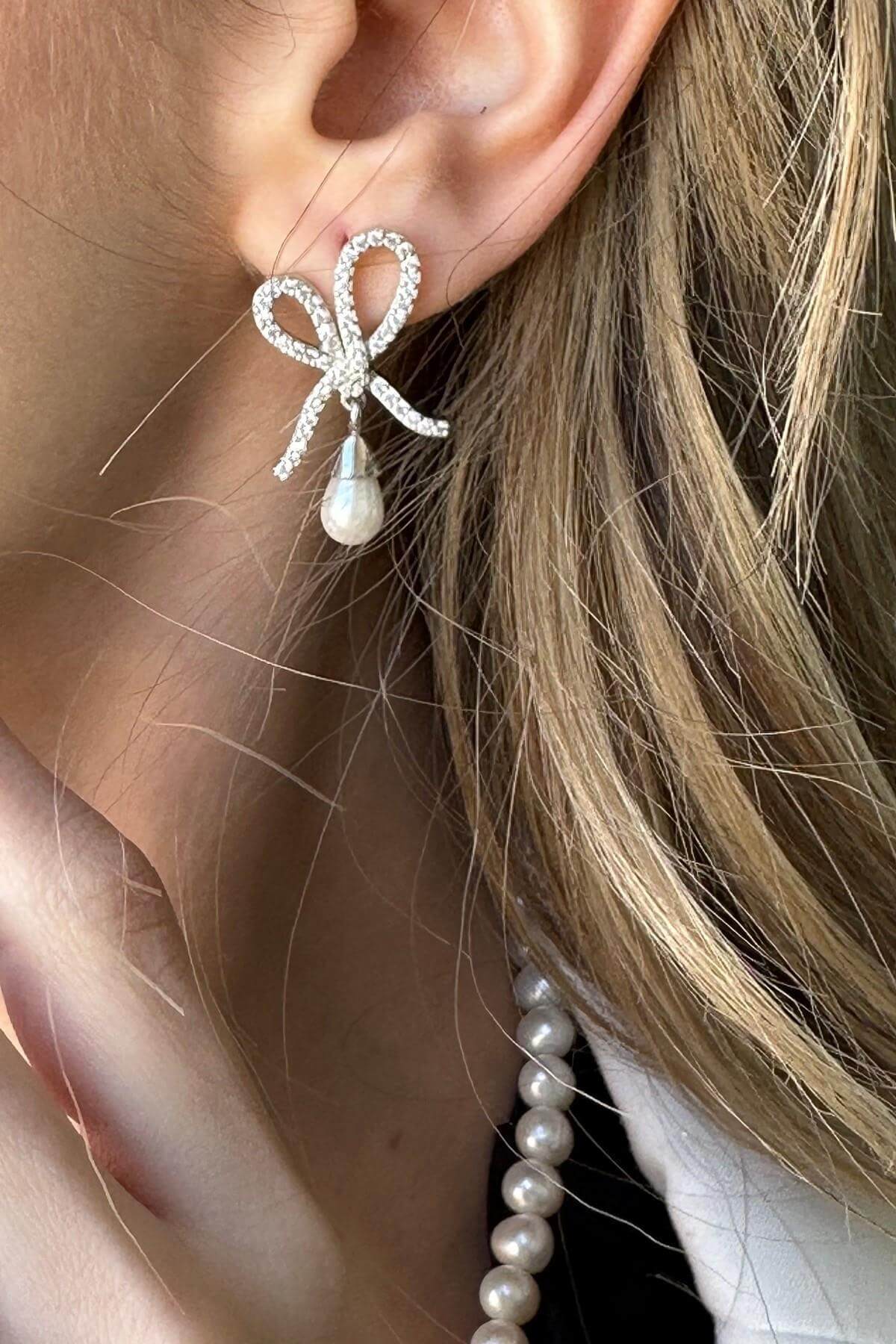 Zirkon Taşlı Fiyonklu Doğal Damla İnci Küpe